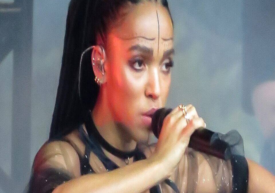 FKA twigs  «Cellophane» (2019)
