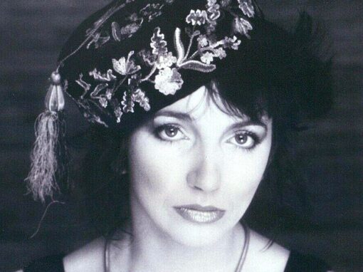 Kate Bush – “Wuthering Heights” (1978, videoclip official) Kate Bush – “Wuthering Heights” (1978, videoclip official)