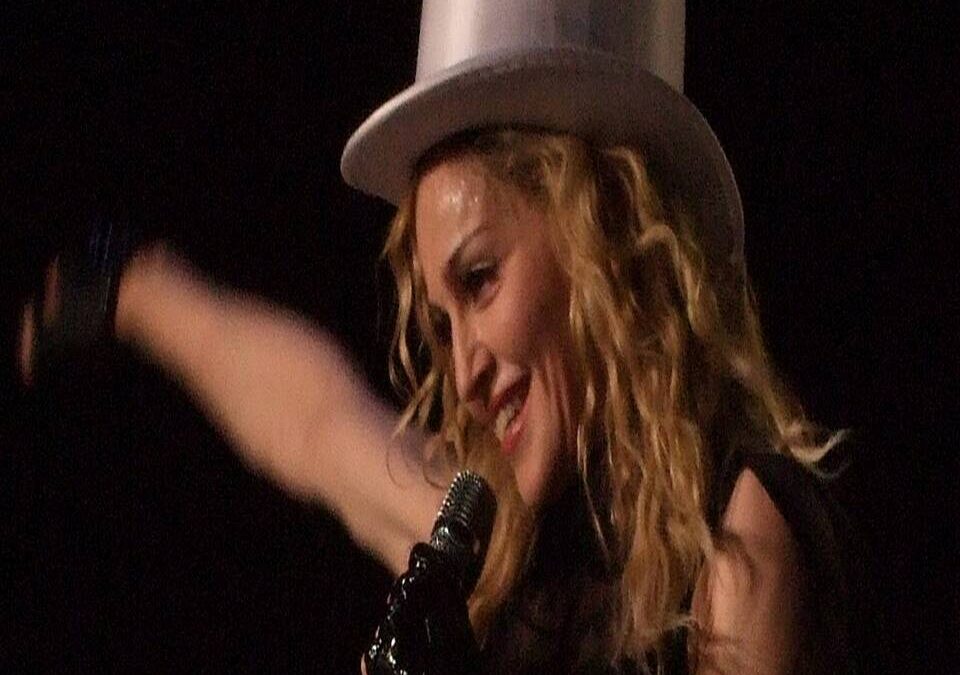 Madonna  «Hung Up» (2005)