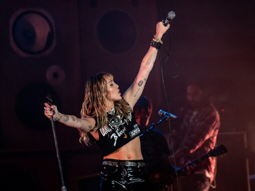 Miley Cyrus – Wrecking Ball (2012) Miley Cyrus – Wrecking Ball (2012)