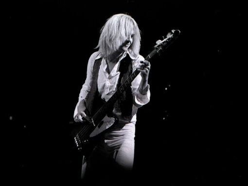 Tom Hamilton lanza nuevo proyecto con su banda Close Enemies. Tom Hamilton lanza nuevo proyecto con su banda Close Enemies.