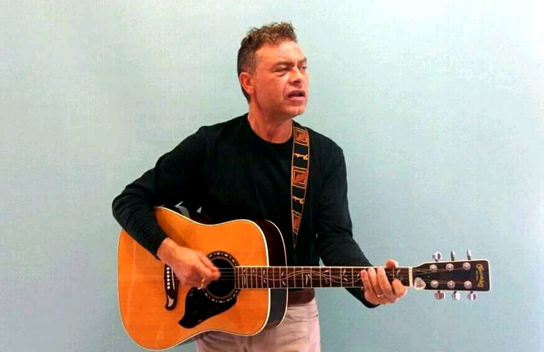 Dídac Santisteban con su guitarra