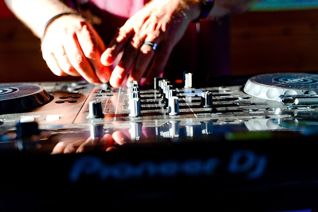 DJ escuchando y ajustando una mezcla con atención