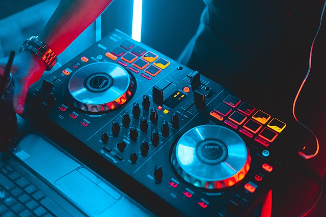 Controladora DJ conectada a un ordenador como parte de un sistema compacto
