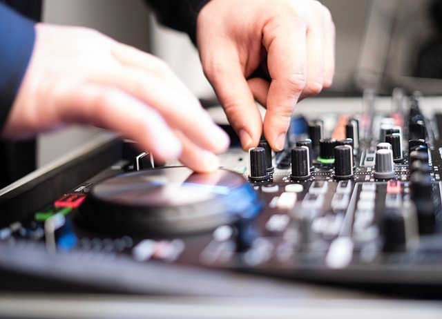 DJ utilizando una controladora como parte de un equipo equilibrado