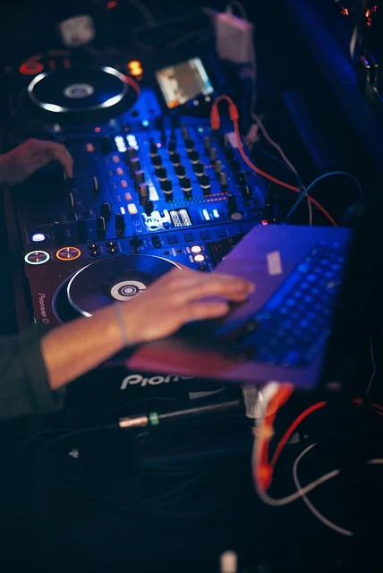 Equipo DJ modular con reproductores, mezclador y ordenador